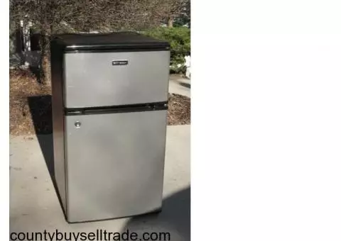 Emerson Compact Refrigerator with Freezer